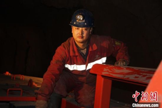 鏡鐵山礦位于祁連山南山山脈中段，是一個高海拔、高山型井下礦山，空氣稀薄，自然條件惡劣。圖為謝生瑞在礦區(qū)。(資料圖)受訪者供圖